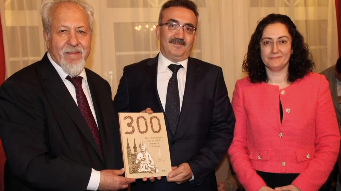 IKG Enstitüsü Başkanı Dr. Latif Çelik'ten Nürnberg Eğitim Ataşesine &quot;Türk Kahvesi'nin 300 Yıllık Almanya Yolculuğu&quot; hediye edildi